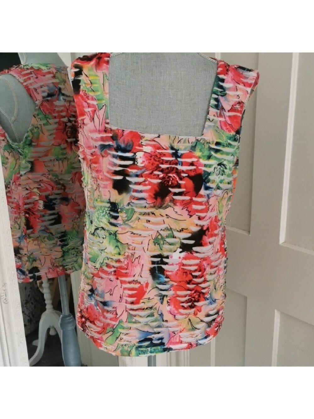 Melanie Lyne floral cut out funky sleeveless top. Size XL